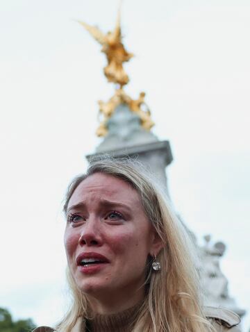 Miles de personas se han acercado al palacio de Buckingham para despedirse de la reina Isabel II.