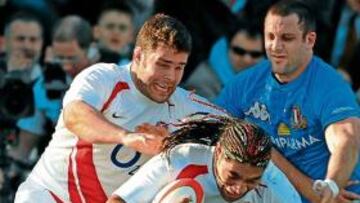 <b>ESFORZADOS. </b>Los italianos frenaron el empuje de Lesley Vainikolo.