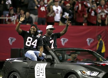 "El nuestro está aquí". Roddy White y Michael Vick de paseo por Atlanta, a lo Miss Daisy.