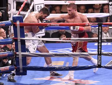 El triunfo del Canelo Álvarez sobre Rocky Fielding en imágenes