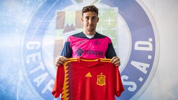 El delantero del Getafe, Jaime Mata, posando con la camiseta de Espa&ntilde;a.