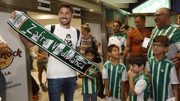Javi García llegó a Sevilla para firmar con el Betis.
