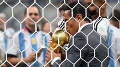 FIFA tomará medidas contra Salt Bae por tocar la Copa del Mundo