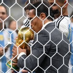 FIFA tomará medidas contra Salt Bae por tocar la copa del mundo