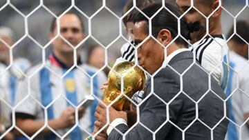 El reconocido chef turco ha desatado la polémica tras ser visto tocando la Copa del Mundo junto a algunos seleccionados argentinos tras la final de Qatar 2022.