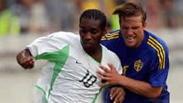 <b>¿FUTURO?</b>. Okocha reflexiona sobre su futuro al tras la eliminación de Nigeria en la primera ronda del Mundial.