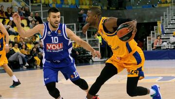 GRAF7194. LAS PALMAS DE GRAN CANARIA, 14/12/2018.- El alero estadounidense del Herbalife Gran Canaria Dj Strawberry (d) juega una pelota ante Nemanja Gordic,del Buducnost Voli Podgorica, durante el partido de la Euroliga de baloncesto disputado esta noche en el Gran Canaria Arena de Las Palmas. EFE/Ángel Medina