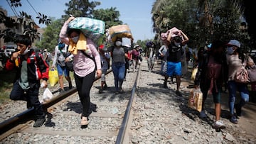 Peruvians who were stranded in Lima during an ongoing quarantine to halt the spread of the coronavirus disease (COVID-19) walk as they try to make their way to San Martin and other parts of the country, in Lima, Peru April 18, 2020. REUTERS/Sebastian Cast