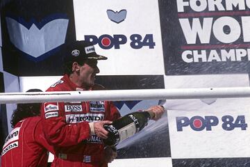 Aunque se mereció hacerlo, no ganó a la primera con el McLaren por esos problemas en su MP4/4, pero sí lo haría a la segunda en Ímola. También partía desde la pole, como en la mayoría de pruebas de esa temporada (lo hizo en 13 de 16 grandes premios) y esa vez no falló pese a que tuvo pegado toda la carrera a Prost. De hecho, ambos dieron un recital de poderío de su monoplaza porque doblaron al resto de coches, incluido a Piquet, que subió al podio con una vuelta perdida. Solo dos segundos separaron a Senna del francés. Comenzaba el duelo por el título.