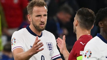 England's forward #09 Harry Kane and Serbia's forward #10 Dusan Tadic shake hands after the UEFA Euro 2024 Group C football match between Serbia and England at the Arena AufSchalke in Gelsenkirchen on June 16, 2024. (Photo by Alberto PIZZOLI / AFP)