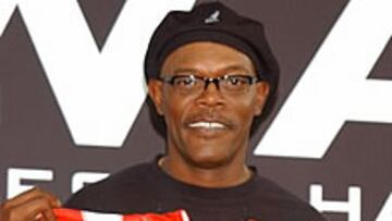 <b>BONITO REGALO</b>. Enrique Cerezo y Toni Muñoz le han entregado la elástica con su nombre y el dorsal número '10'.