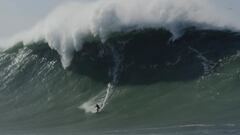 El surfista hawaiano Kai Lenny surfeando una ola gigante en Nazar&eacute; (Portugla), que rompe justo encima de &eacute;l, generando una sombra que casi le alcanza. 