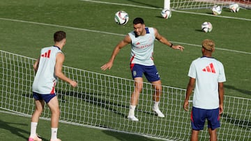 El centrocampista Mikel Merino, en un entrenamiento con la Selección