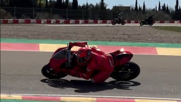 Marc Márquez sobre la Ducati Panigale V2 de calle en MotorLand.