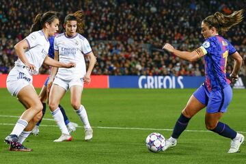 Alexia conduce un balón en un Camp Nou de récord.