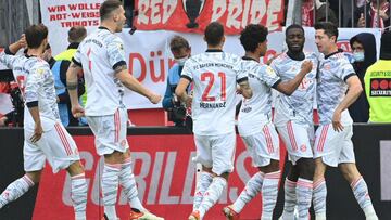 Bayern Munich's Polish forward Robert Lewandowski (R) celebrates scoring the opening goal with his teammates during the German first division Bundesliga football match between Bayer 04 Leverkusen and FC Bayern Munich in Leverkusen, western Germany, o