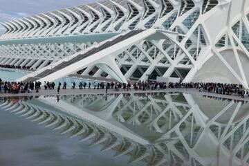 Los voluntarios hacen cola para recibir instrucciones sobre cómo organizarse para brindar la mejor ayuda a los afectados por las inundaciones y las fuertes lluvias, en la Ciudad de las Artes y las Ciencias en Valencia.