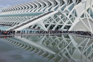 Los voluntarios hacen cola para recibir instrucciones sobre cómo organizarse para brindar la mejor ayuda a los afectados por las inundaciones y las fuertes lluvias, en la Ciudad de las Artes y las Ciencias en Valencia.
