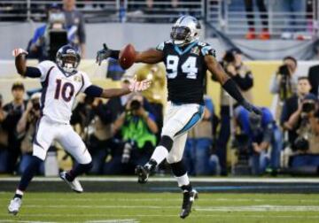 Kony Ealy realizando una intercepción a Peyton Manning.