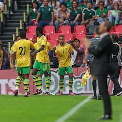 Futbolista jamaiquino del Fulham le anota un golazo a Guillermo Ochoa en el Estadio Azteca