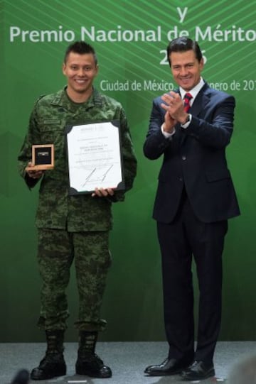 Germán Sánchez presume el reconocimiento junto al presidente Enrique Peña Nieto.