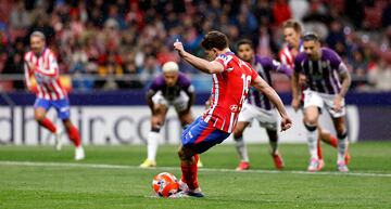 Julin Alvarez empat el partido desde el punto de penalti.