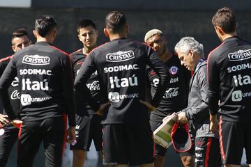 El entrenador de la seleccion chilena Reinaldo Rueda es fotografiado durante el entrenamiento realizado en el complejo deportivo Juan Pinto Duran de Santiago, Chile.