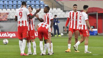 Los jugadores del Almería celebran un gol.