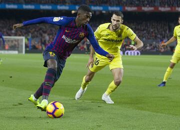 El jugador del Barcelona Dembélé trata de conducir el balón ante el jugador del Villarreal Víctor Ruiz. 
 