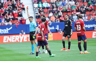 Y expulsó al jugador de Osasuna, que dejó a su equipo con un jugador menos.