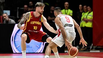 Juancho Hernangomez, ala-pívot de la Selección, trata de parar al libanés Sergio El Darwich.