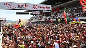 Invasión de pista tras la carrera de MotoGP en Mugello.