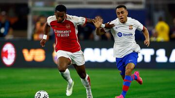 INGLEWOOD, CALIFORNIA - JULY 26: Jurrien Timber #12 of Arsenal controls the ball against Sergino Dest #2 of FC Barcelona in the first half of a pre-season friendly match at SoFi Stadium on July 26, 2023 in Inglewood, California. Ronald Martinez/Getty Images/AFP (Photo by RONALD MARTINEZ / GETTY IMAGES NORTH AMERICA / Getty Images via AFP)