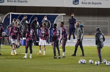 Martin Odegaard, Luka Modric, Ferland Mendy, Éder Militão y Zinedine Zidane.
