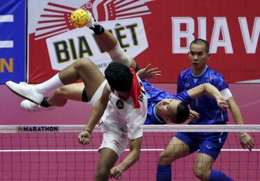 Hanoi (Vietnam) acoge los Juegos del Sudeste Asiático de 2021, pospuestos a causa de la pandemia. El evento, de carácter bienal, cuenta con 40 modalidades deportivas, entre ellas el sepak takraw, un híbrido entre fútbol y voleibol. En la imagen, Tailandia e Indonesia se enfrentan en la semifinal masculina.    