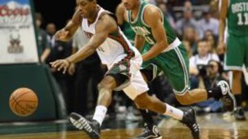 Brandon Knight, perseguido por Avery Bradley.