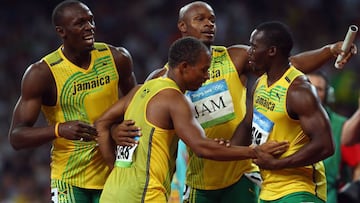 Asafa Powell, Nesta Carter, Usain Bolt and Michael Frater celebran el triunfo en la final del relevo 4x100 en los Juegos Olímpicos de Pekín 2008.