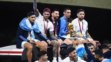 BUENOS AIRES, ARGENTINA - DECEMBER 20:  (L-R) Leandro Paredes, Rodrigo De Paul, Lionel Messi, Angel Di Maria and Nicolas Otamendi celebrate on the bus during the arrival of the Argentina men's national football team after winning the FIFA World Cup Qatar 2022 on December 20, 2022 in Buenos Aires, Argentina. (Photo by Rodrigo Valle/Getty Images)