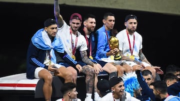 BUENOS AIRES, ARGENTINA - DECEMBER 20: (L-R) Leandro Paredes, Rodrigo De Paul, Lionel Messi, Angel Di Maria and Nicolas Otamendi celebrate on the bus during the arrival of the Argentina men's national football team after winning the FIFA World Cup Qatar 2022 on December 20, 2022 in Buenos Aires, Argentina. (Photo by Rodrigo Valle/Getty Images)