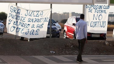 Pancartas contra la c¨²pula del M¨¢laga frente a los juzgados