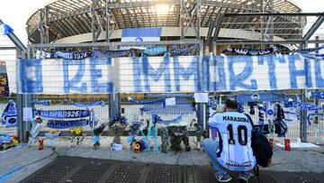 El estadio San Paolo de N&aacute;poles convertido en altar en honor a Maradona.