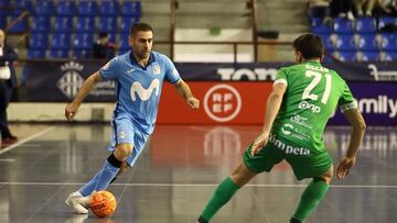 Cecilio conduce el balón en la semifinal de Supercopa de España.