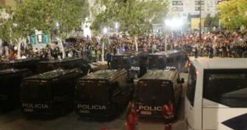 Los aficionados maños se concentraron en los alrededores de La Romareda con fuertes medidas policiales al finalizar el partido.