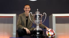 Virginia Torrecilla posa con la Copa de la Reina, que la temporada pasada conquistó con el Atlético.