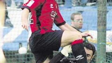 <b>PENALTI SIN CASTIGO. </b>Muñoz forzó un penalti que Ramírez Domínguez no sancionó.