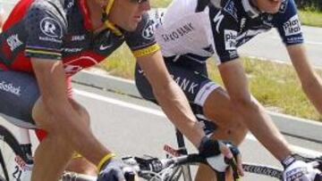 <b>Armstrong</b>, charlando con Andy Schleck mucho antes de que se produjera la caída masiva en la primera etapa del Tour.