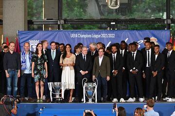 El alcalde de Madrid, José Luis Martínez Almeida, junto a la vicealcaldesa, Begoña Villacís y el presidente del Real Madrid, Florentino Pérez (c).