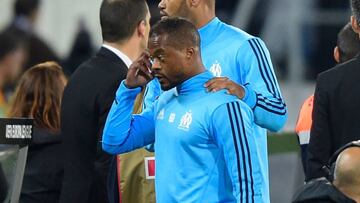 Evra retirado por sus compañeros.