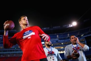 Rob Gronkowski enseña los fundamentos del fútbol americano a un grupo de mujeres.