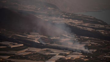 The lava flow produced by the Cumbre Vieja volcano advances, as seen from Tijarafe, in the Canary Island of La Palma on October 10, 2021. - It has been almost three weeks since La Cumbre Vieja began erupting, forcing 6,000 people from their homes as the l